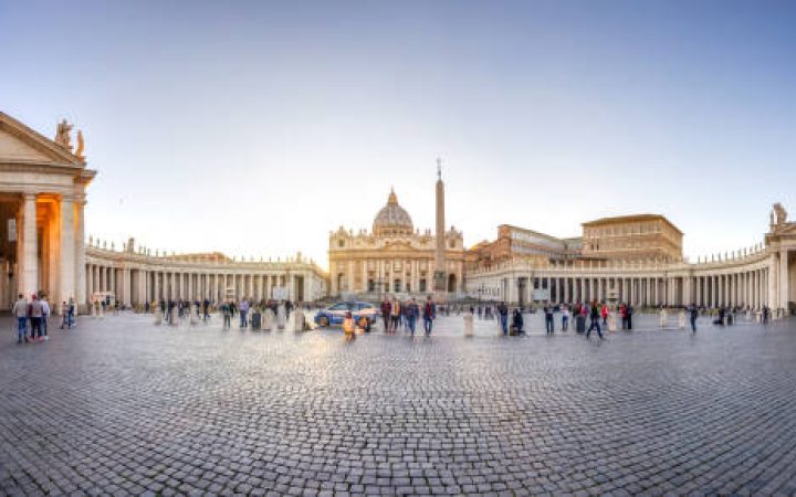 March 10, 2017 - Vatican city, Vatican: tourists in Saint Peter's Basilica square in Vatican city